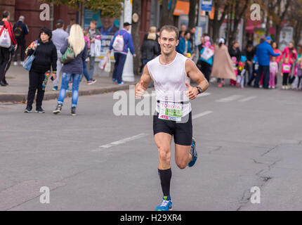 DNEPR, Ucraina - 25 settembre 2016:Felice partecipante fretta al traguardo con il sorriso sul volto durante 'Dnepr Eco Marathon' gara su strada di città Credito: Yuri Kravchenko/Alamy Live News Foto Stock