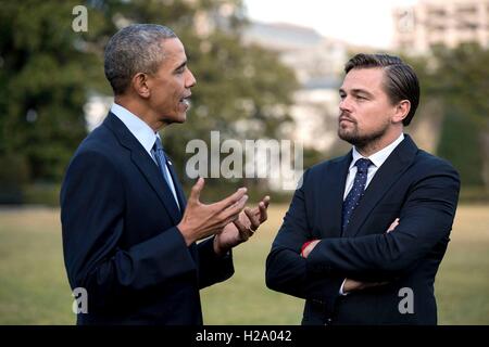 Il presidente statunitense Barack Obama chat con l'attore Leonardo DiCaprio in una foto non datata rilasciato dalla Casa Bianca Settembre 26, 2016 a Washington D.C. DiCaprio sarà headline il 3 ottobre a sud da South Lawn: una casa Bianca Festival di idee, arte e azione ospitato dal presidente Obama. Foto Stock