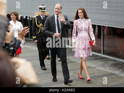 Vancouver, Canada. Xxv Sep, 2016. La Gran Bretagna è il principe William (L, anteriore), il Duca di Cambridge e Kate (R, anteriore), la Duchessa di Cambridge, passare dalla folla a Vancouver in Canada, Sett. 25, 2016. La Gran Bretagna è il principe William e sua moglie Kate, il Duca e la Duchessa di Cambridge, visitato Vancouver durante il loro secondo giorno di tour in British Columbia. Questa è la seconda volta il principe William visitare Vancouver dal 1998. Credito: Liang Sen/Xinhua/Alamy Live News Foto Stock