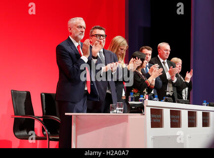 Liverpool, leader del partito laburista paga il tributo a Jo Cox al Partito laburista Conferenza annuale 2016 a Liverpool. Xxv Sep, 2016. Jeremy Corbyn (1L), il leader del partito laburista paga il tributo a Jo Cox al Partito laburista Conferenza annuale 2016 a Liverpool, Bretagna sul Sett. 25, 2016. Il Partito laburista Conferenza annuale 2016 si terrà a Liverpool da sett. Da 25 a 28. Credito: Han Yan/Xinhua/Alamy Live News Foto Stock