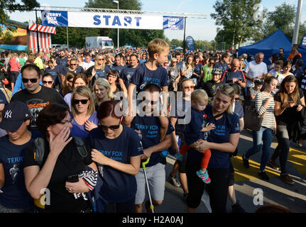 Zagabria, Croazia. Xxv Sep, 2016. Le persone prendono parte al 2016 Terry Fox Run a Zagabria, la capitale della Croazia, Sett. 25, 2016. Migliaia di persone hanno partecipato alla manifestazione per raccogliere fondi per la lotta contro il cancro e per onorare il lascito di Terry Fox e la sua maratona di speranza. © Miso Lisanin/Xinhua/Alamy Live News Foto Stock