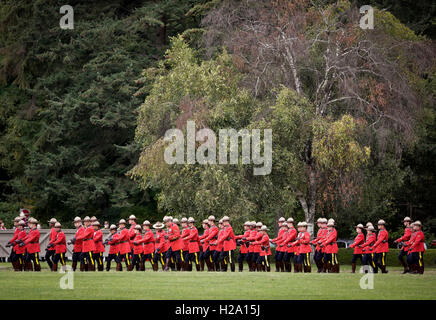 Vancouver, Canada. Xxv Sep, 2016. Royal Canadian montato gli ufficiali di polizia eseguire un mese di marzo durante la British Columbia Legge evento commemorativo a Vancouver in Canada, Sett. 25, 2016. © Liang Sen/Xinhua/Alamy Live News Foto Stock