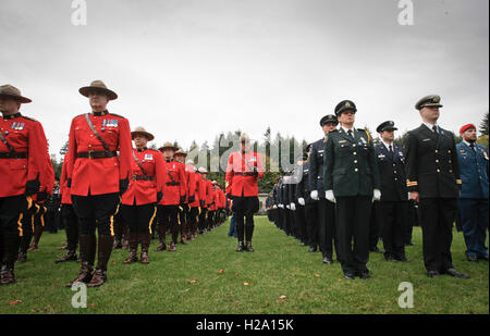 Vancouver, Canada. Xxv Sep, 2016. Gli ufficiali di polizia provenienti da diversi reparti line up durante la British Columbia Legge evento commemorativo a Vancouver in Canada, Sett. 25, 2016. © Liang Sen/Xinhua/Alamy Live News Foto Stock