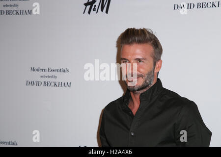 Los Angeles, Stati Uniti d'America. 26 Settembre, 2016. David Beckham lancia la nuova H&M moderna campagna Essentials a H&M il 26 settembre 2016 a Los Angeles, California. Credito: MediaPunch Inc/Alamy Live News Foto Stock