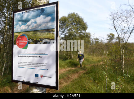 Osterholz-Scharmbeck, Germania. Il 22 settembre, 2016. Sotto il motto ·Europa fuer Niedersachsen· (lt. L'Europa per la Bassa Sassonia) un segno informa sui finanziamenti UE del progetto di ri-nuova palude terreni in Osterholz-Scharmbeck, Germania, 22 settembre 2016. Dopo decenni di preparazioni della regione è finalmente pronto per la ri-bagnatura misure. Foto: Ingo Wagner/dpa/Alamy Live News Foto Stock