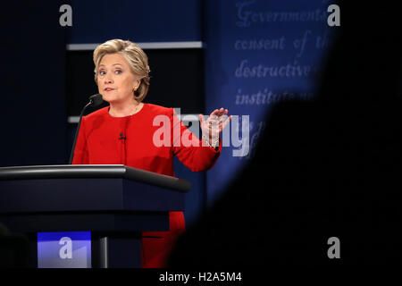 Hempstead, Stati Uniti d'America. 26 Sep, 2016. Democrat Hillary Clinton assiste il primo dibattito presidenziale in Hempstead di New York, Stati Uniti, Sett. 26, 2016. Hillary Clinton e il repubblicano Donald Trump lunedì hanno tenuto il loro primo dibattito presidenziale in Hempstead. Credito: Qin Lang/Xinhua/Alamy Live News Foto Stock