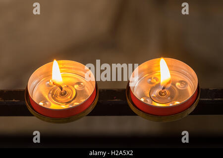 Coppia di lit tealight su asta metallica Foto Stock