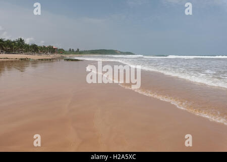 Non sviluppate deserta spiaggia di sabbia dorata a Busua Beach in Ghana Foto Stock