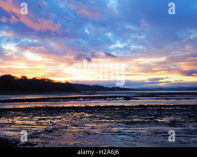 Vista da Cramond foreshore sul Firth of Forth e Dalmeny estate al tramonto Foto Stock