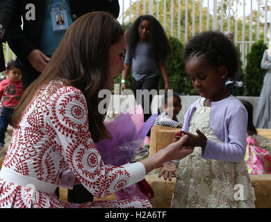 La Duchessa di Cambridge riceve fiori durante la sua visita ai Servizi Immigrati Society of British Columbia Nuovo centro di accoglienza a Vancouver il giorno due del suo tour del Canada. Foto Stock