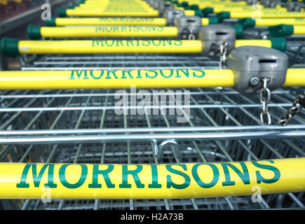 Shopping trollies a Morrisons supermercato Foto Stock