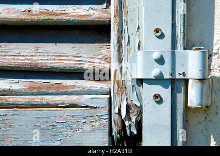 Finestra grigia palazzi viladosia italia abstract giornata soleggiata legno tenda alla veneziana in calcestruzzo mattone Foto Stock