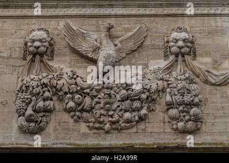 Hotel des Monnaies fu costruito nel 1619 ed è considerato uno dei migliori esempi di stile barocco in Avignon. Foto Stock