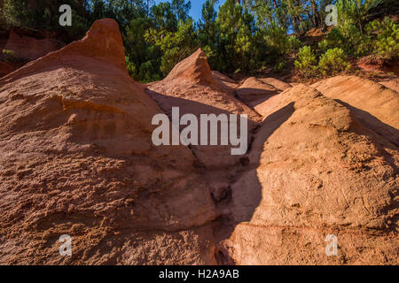 Roussillon è uno dei siti più famosi del Luberon grazie alle sue meraviglie geologiche. Foto Stock