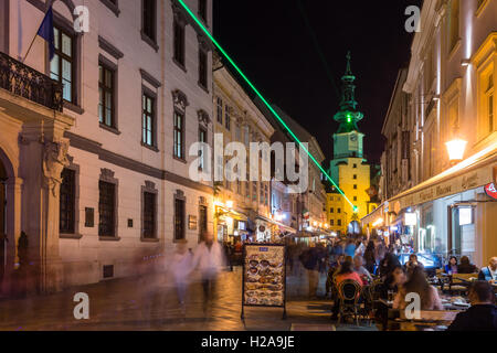BRATISLAVA, Slovacchia - 24 settembre 2016: fascio di luce laser su Michalska street durante il festival delle luci a Bratislava. Foto Stock