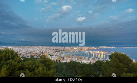 Palma al tramonto, Maiorca, Spagna. Girato dal castello di Bellver Foto Stock