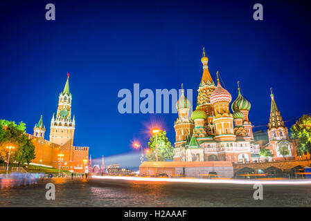 Cattedrale di San Basilio e il Cremlino sulla Piazza Rossa durante la notte a Mosca, Russia Foto Stock