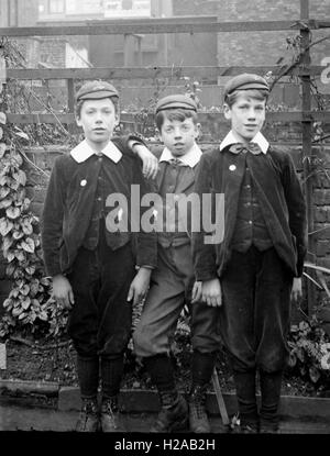 Tre ragazzi pongono in capsule. C1910. Foto di Tony Henshaw Foto Stock