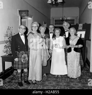 Caledonian società brucia la notte c1968. Una serata solenne celebrazione della vita e la poesia del poeta Robert Burns . La serata comprendeva abito tradizionale con uomini che indossano kilts, un suonatore di cornamusa scozzese con cornamusa, una formale diffusione compresi haggis e abbondanza di bere! Ci sono stati anche alcuni anni sessanta mode e acconciature del tempo. Foto di Tony Henshaw Foto Stock