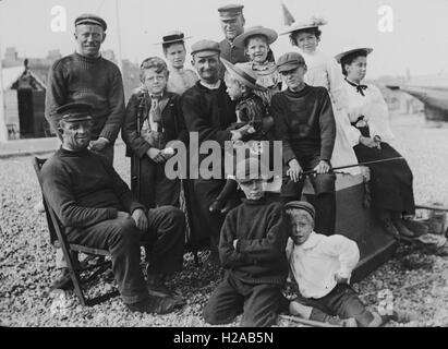 La famiglia in posa con marinai, amatoriali foto di vacanze c1899, il luogo sembra essere Hastings. Foto di Tony Henshaw presi dai primi di vetro originale diapositive (originale le immagini positive). Dal 1899 HASTINGS collezione di famiglia Foto Stock