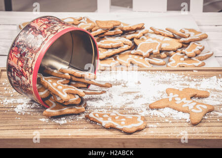 Teglia riempita con biscotti natalizi su un tavolo Foto Stock