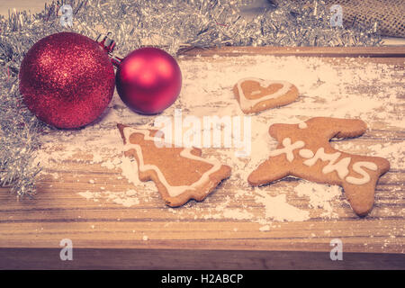 In casa biscotti natalizi con decorazione su una tavola di legno Foto Stock