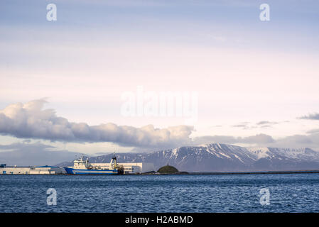 Nave dal porto di Reykjavik con una montagna in background Foto Stock