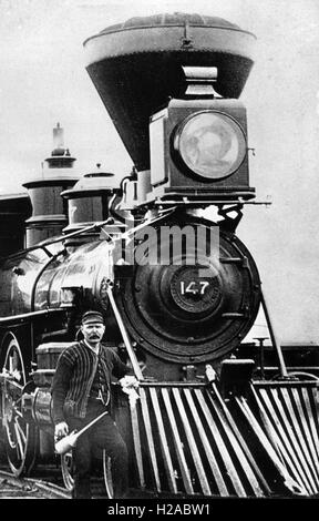 AMERICAN CENTRAL PACIFIC locomotiva a vapore numero 147 con cow catcher guard e ingegnere con pistola per ingrassaggio circa 1880 Foto Stock