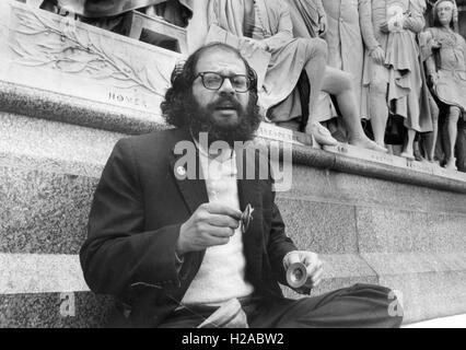 ALLEN GINSBERG (1926-1997) poeta americano al di fuori la Royal Albert Hall di Londra, circa 1975 Foto Stock