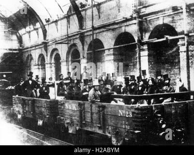 La metropolitana di Londra apertura nel gennaio 1863 con un treno in procinto di lasciare la stazione di Farringdon per Paddington Foto Stock