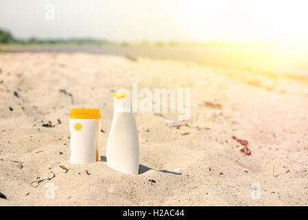 Sunlotion di sabbia su una spiaggia in estate Foto Stock