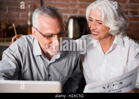 Anziana coppia grigio insieme al computer portatile Foto Stock