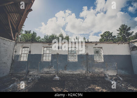 Edificio danneggiato manca il tetto con il vecchio windows Foto Stock