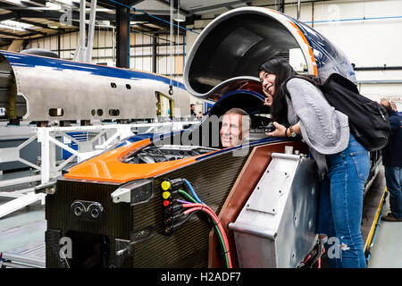 Pilota di caccia e conducente Andy Green si trova nel pozzetto di Bloodhound Il SSC (supersonic auto), come ha la sua fotografia scattata da un membro dei media cinesi in seguito all'annuncio che progetto BLOODHOUND collaborano con i leader del settore automobilistico cinese azienda Zhejiang Geely Holding Group (ZGH) in 3 anni di accordo che dovrà fornire assistenza tecnica nonché il sostegno finanziario al progetto e a promuovere il suo programma di ispirazione in tutta l'Asia. Foto Stock