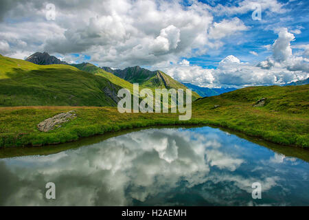 Verney lago e montagna riflessione, Piccolo San Bernardo, Valle d'Aosta, Alpi Graie, Italia, Europa Foto Stock