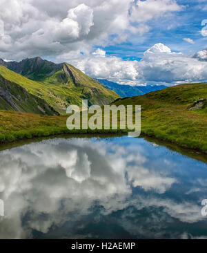 Verney lago e montagna riflessione, Piccolo San Bernardo, Valle d'Aosta, Alpi Graie, Italia, Europa Foto Stock