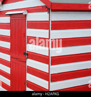 Tradizionalmente verniciati chalet balneare sulla costa del Devon Regno Unito Foto Stock