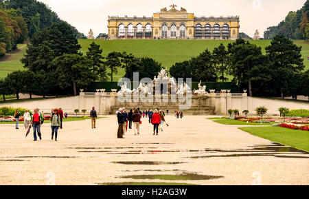 Fontana di Nettuno e la Gloriette nel Palazzo di Schonbrunn giardini. Foto Stock