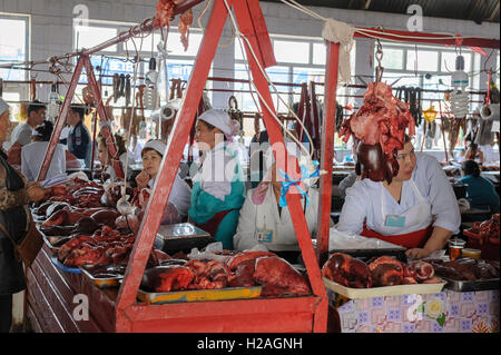 Donne che vendono carne in un souq tradizionale di Almaty, Kazakhstan, Asia Centrale Foto Stock