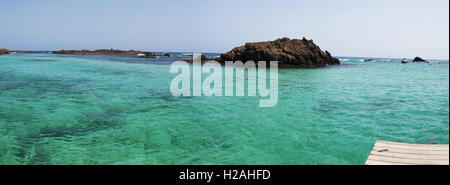 Fuerteventura: l'acqua cristallina e il piccolo molo Isola di Lobos Foto Stock