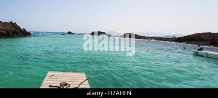 Fuerteventura: l'acqua cristallina e il piccolo molo Isola di Lobos Foto Stock