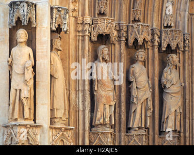 Stone statue intagliate intorno all esterno della Cattedrale di Valencia Spagna Espana Foto Stock