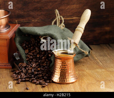 Utensili per la preparazione di caffè e caffè in grani Foto Stock