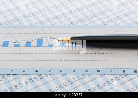 Primo piano di una penna e analisi di business foglio di calcolo con un grafico Foto Stock