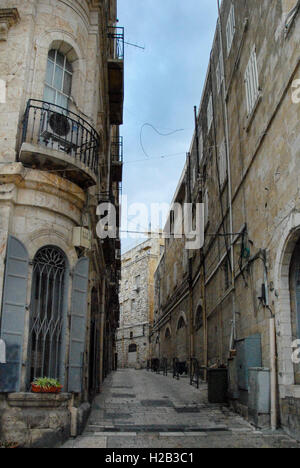 Strada vuota nel mezzo di edifici in Jersualem della vecchia città, Israele Foto Stock
