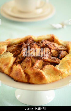 Fresche fatte in casa apple galette diritto dal forno su torta stand in formato verticale Foto Stock