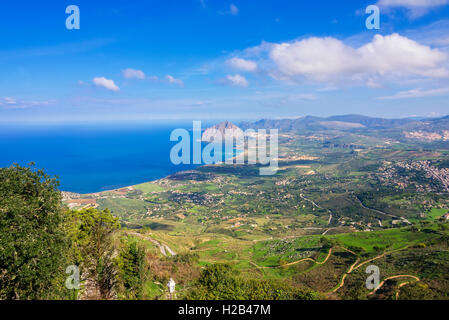 Vista della costa di Trapani e il Monte Cofano, visto da Erice, provincia di Trapani, Sicilia, Italia Foto Stock