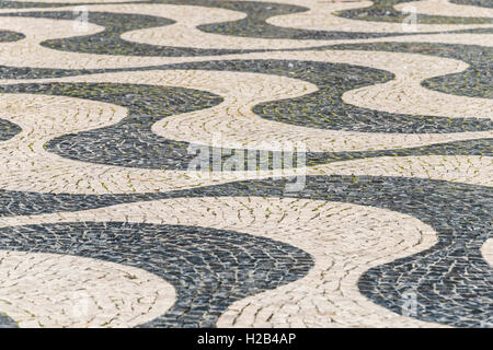 Andamento ondulato nella pavimentazione in bianco e nero, ciottoli, Rossio, Lisbona, Portogallo Foto Stock