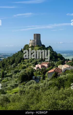 Tipico paesaggio toscano in Val d'Orcia con il castello di Rocca d'Orcia, Rocca di Tentennano, Castiglione d'Orcia, Toscana Foto Stock