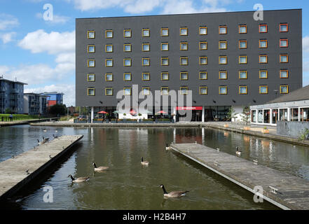 Walsall Canal terminus e Premier Inn nel centro di Walsall, Regno Unito Foto Stock